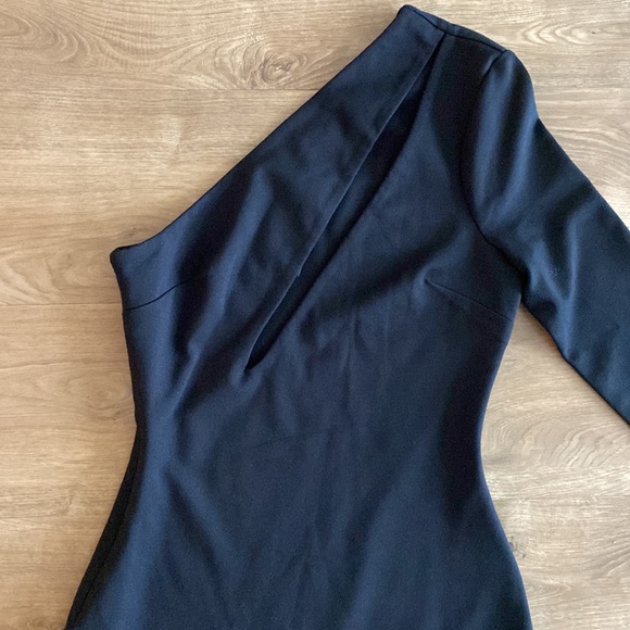 Hours one sleeved little black dress with high slit and asymmetrical bust cutout - Picture 5 of 7